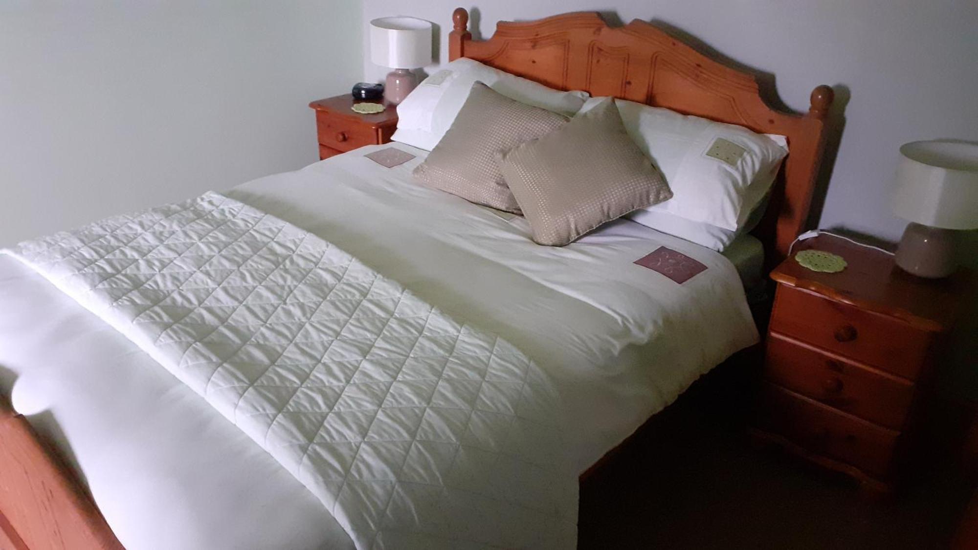 Henblas Holiday Cottages Аберґеле Номер фото